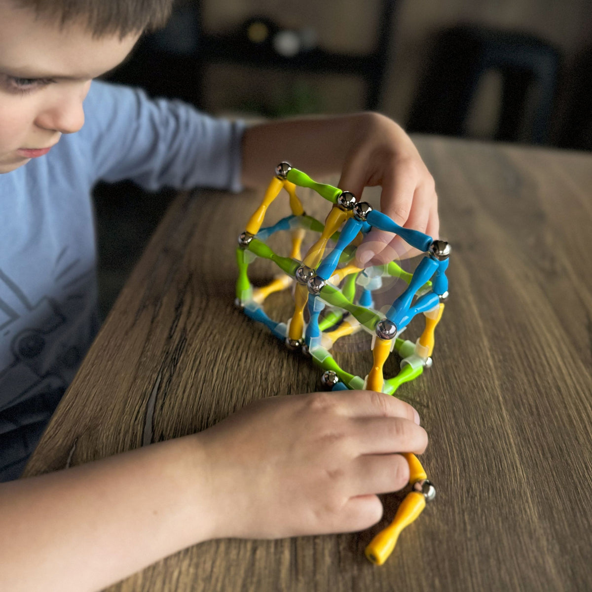 Clear joint stabilisers holding the magnetic frame