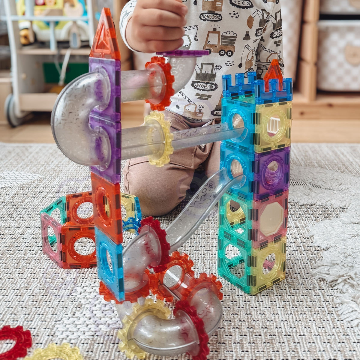 Magnetic marble run – slides and tubes for the balls