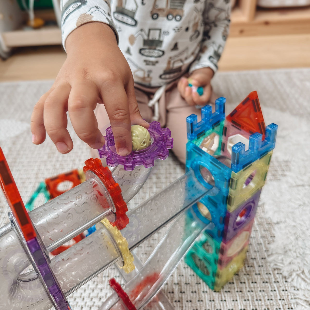 Magnetic marble run – build bridges and tunnels