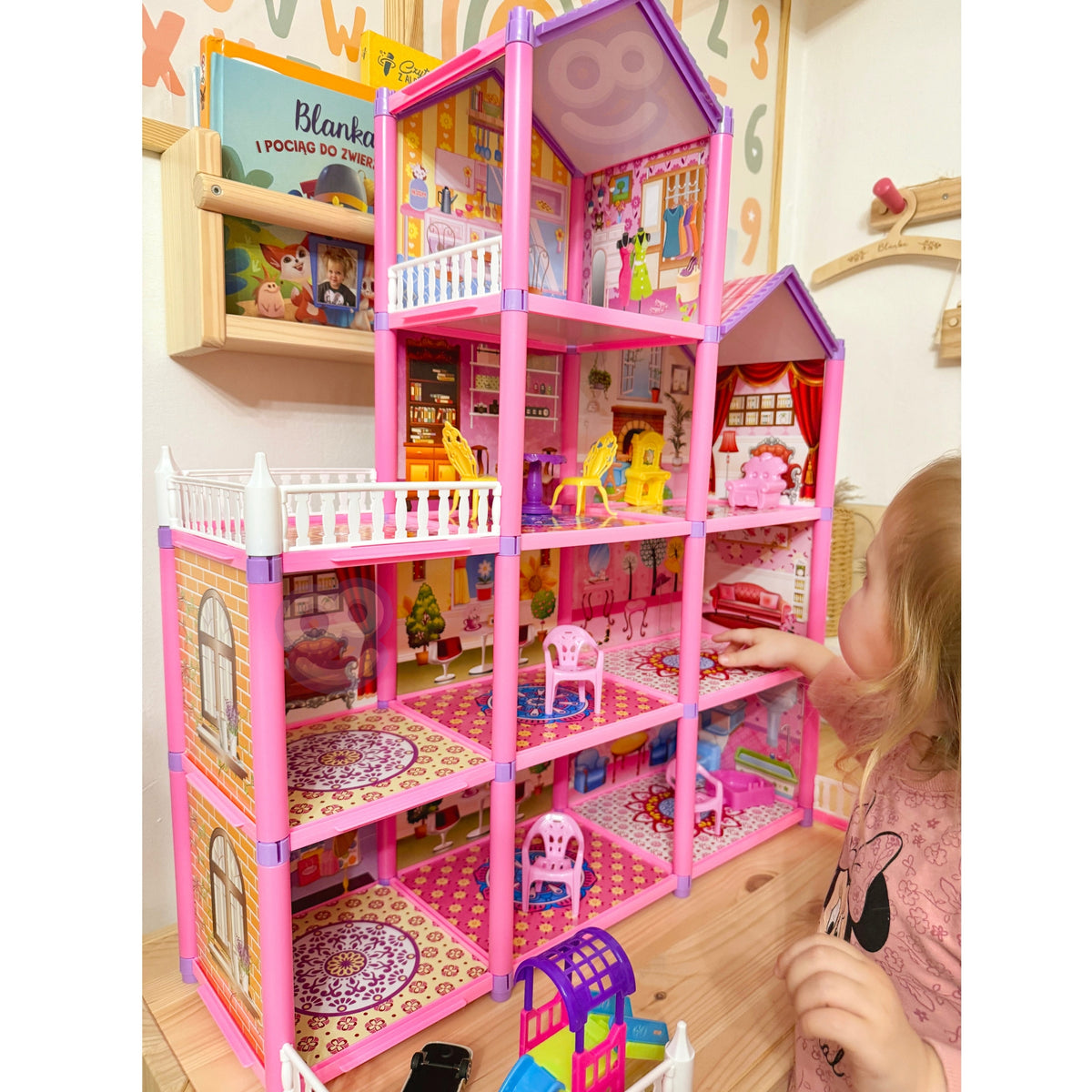 Woopie Lovely House dollhouse – character figures in the house