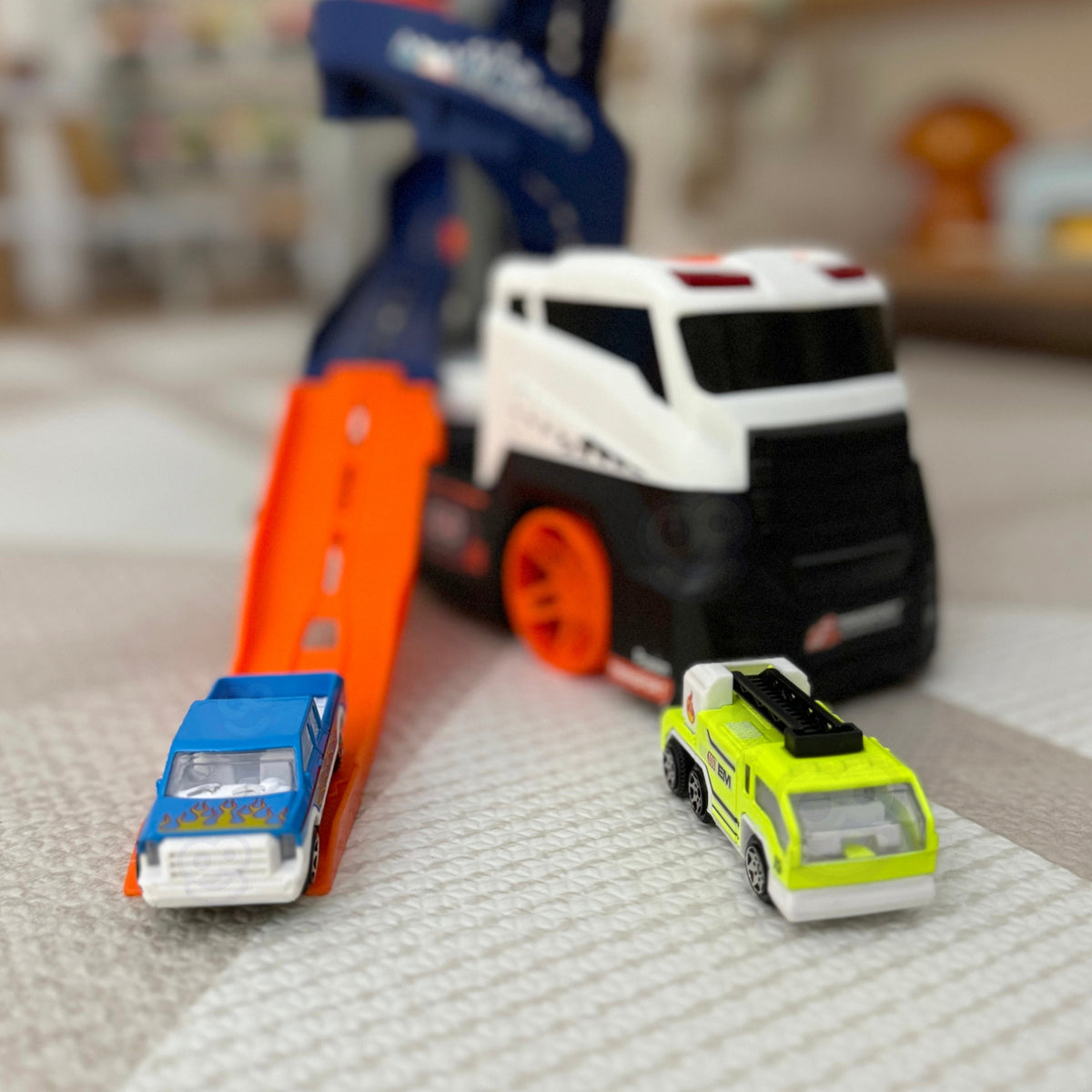 Woopie XL interactive truck – two cars included