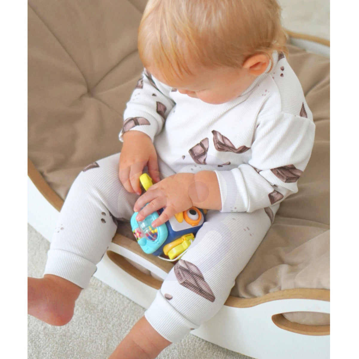 Woopie penguin sensory cube – child playing