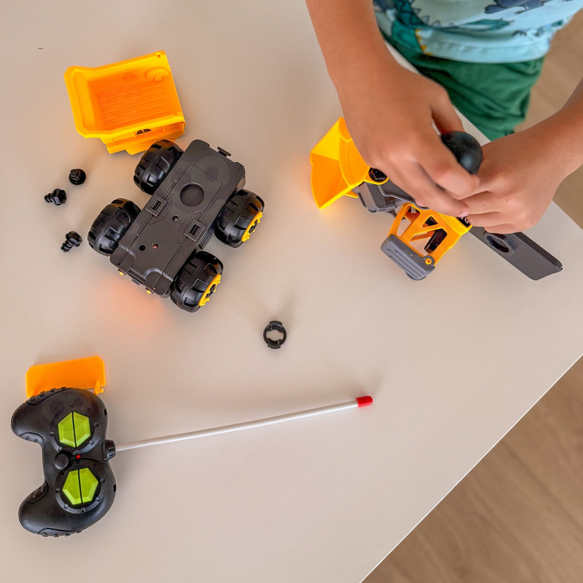 Woopie DIY RC bulldozer – parts taken apart