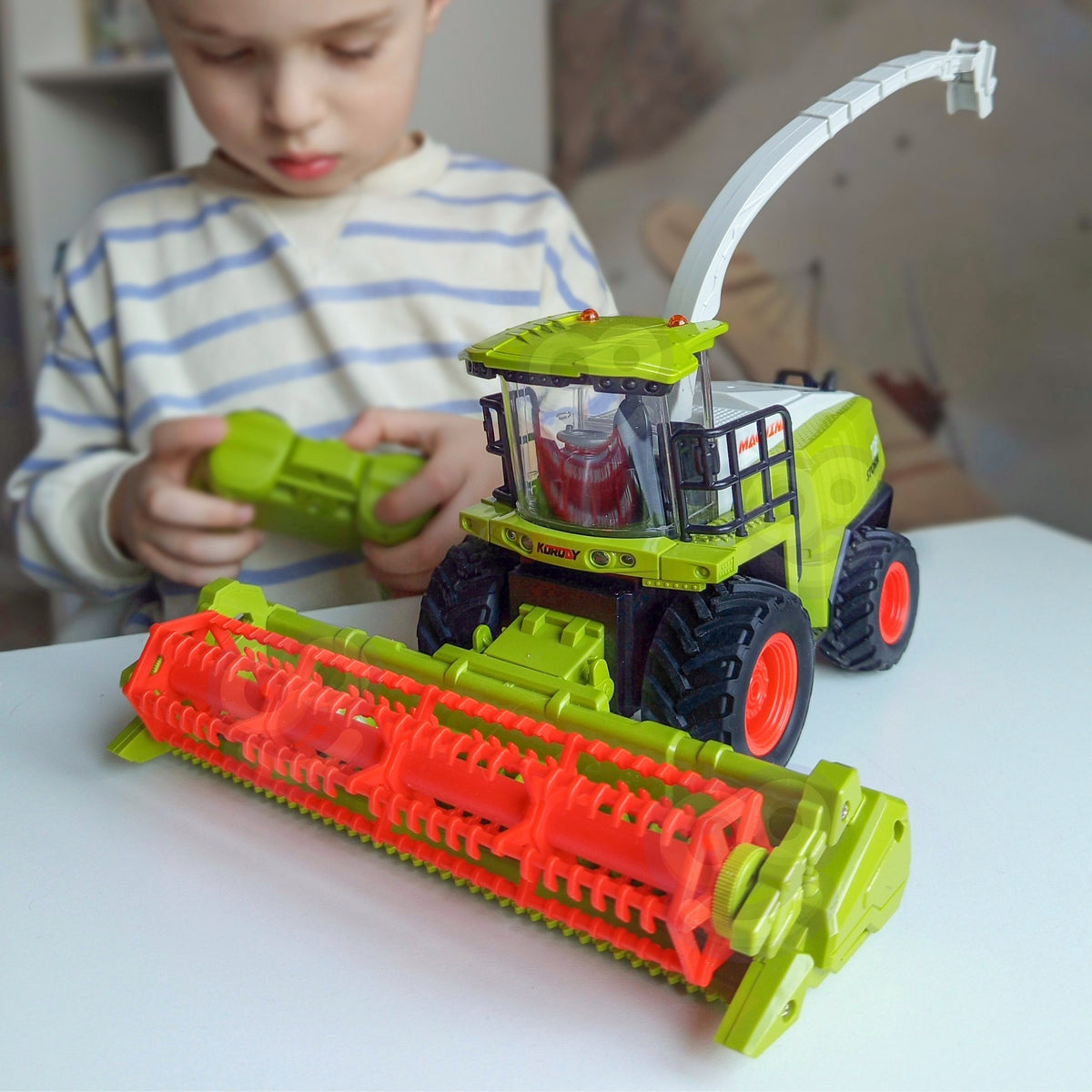 Woopie RC combine harvester – rotating grain header