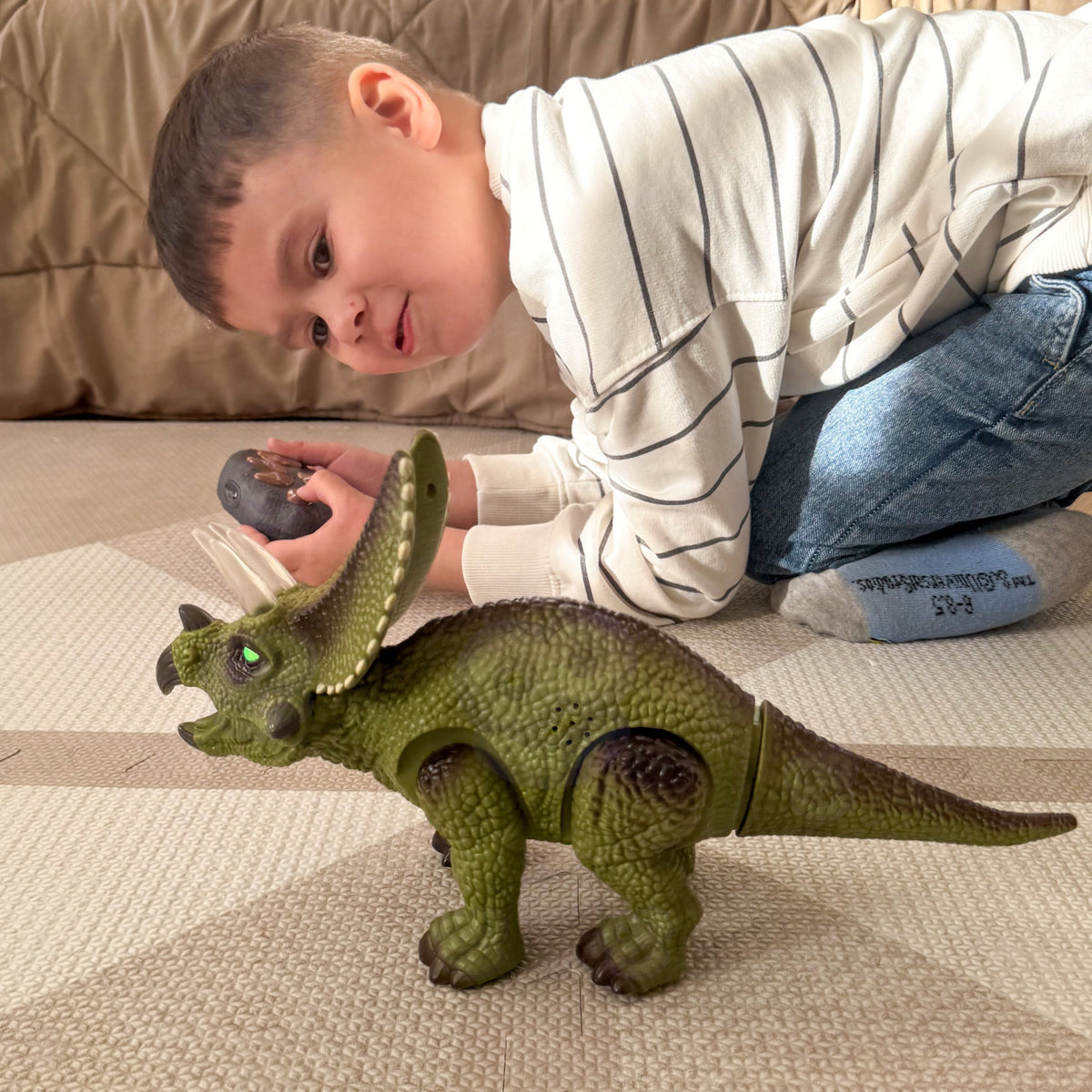 Woopie tālvadības triceratops – izgaismoti ragi