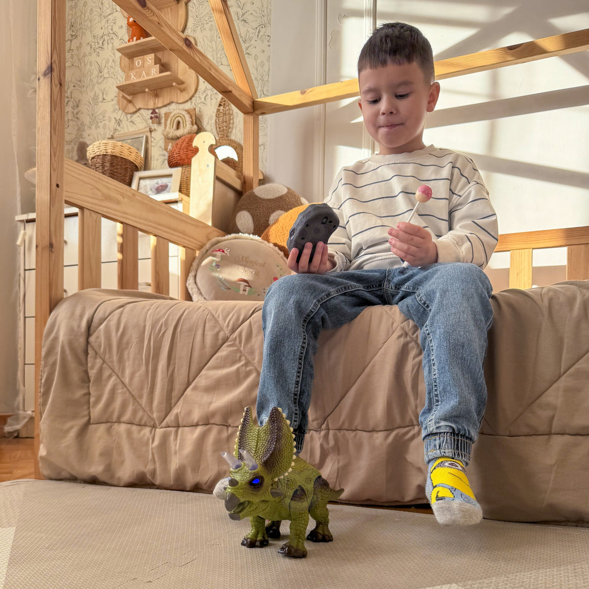Woopie tālvadības triceratops – staigājošs dinozaurs