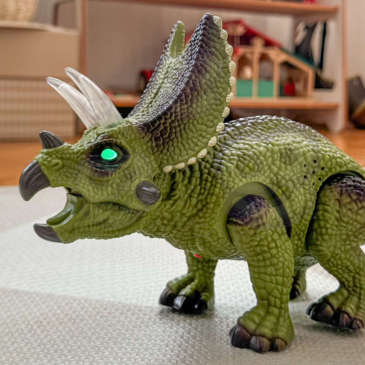 Woopie tālvadības triceratops – skats no sāna