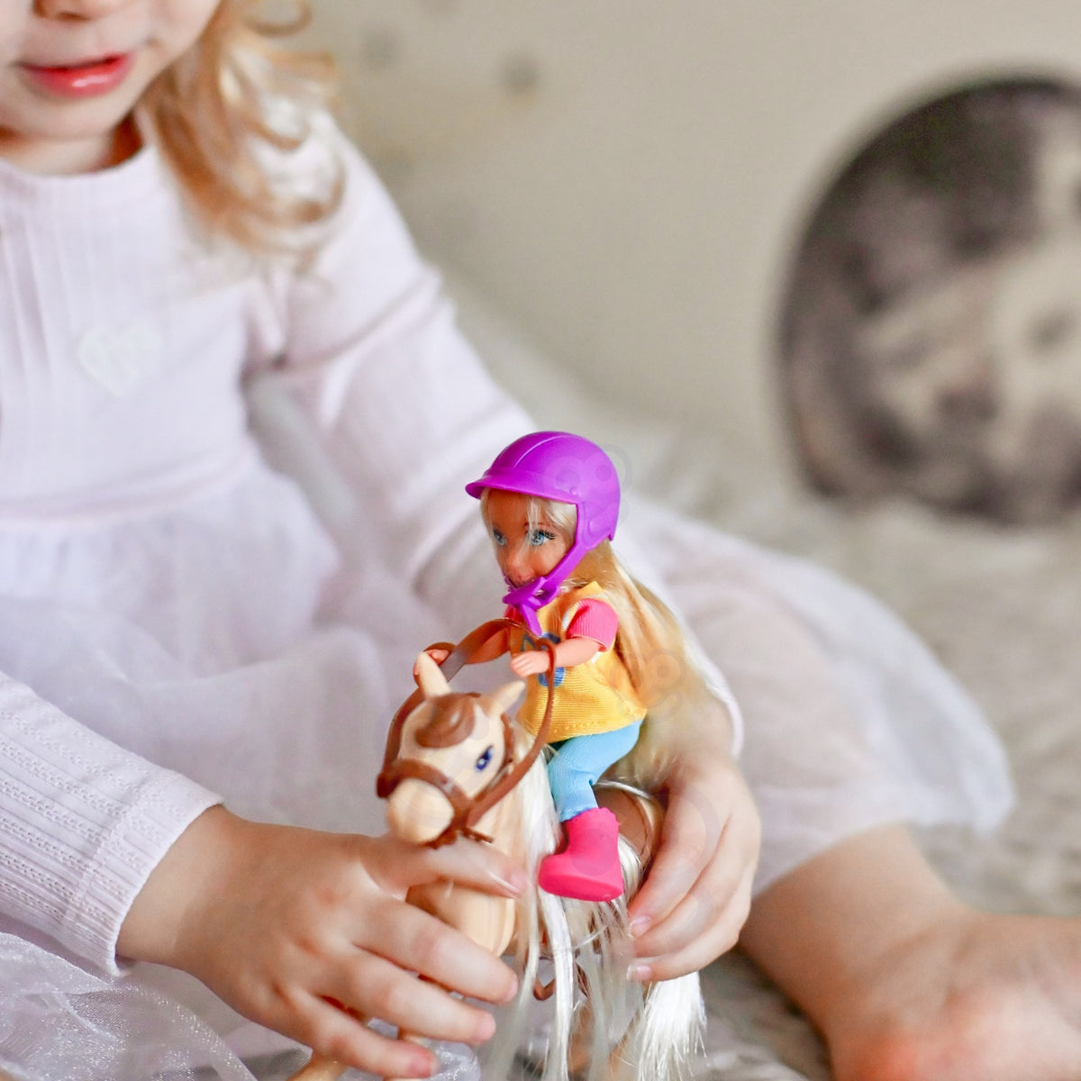 Woopie jātniece Ankiki ar zirgu – segli un iemaukti tuvplānā