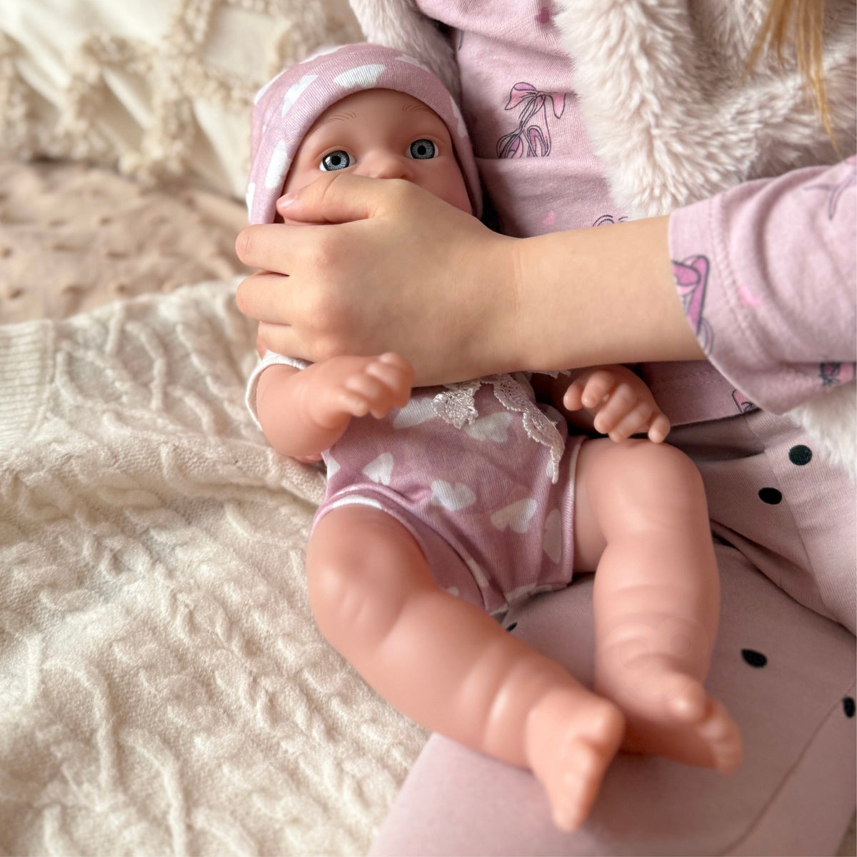 Woopie Royal lelle mazulis 36 cm – lelles sejiņa un acis tuvplānā