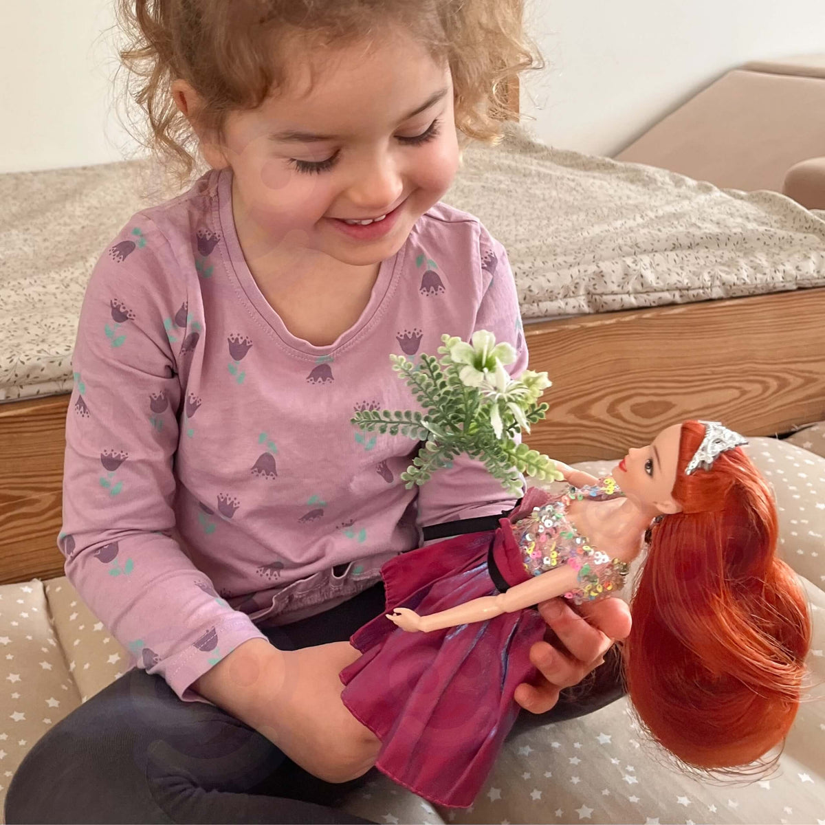 Woopie Royal modes lelle Emi Style – rozā kleita ar spīdīgu korseti un banti
