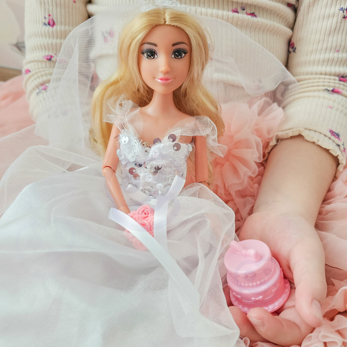 Woopie Royal līgavas lelle Lily – plīvurs un rožu pušķis