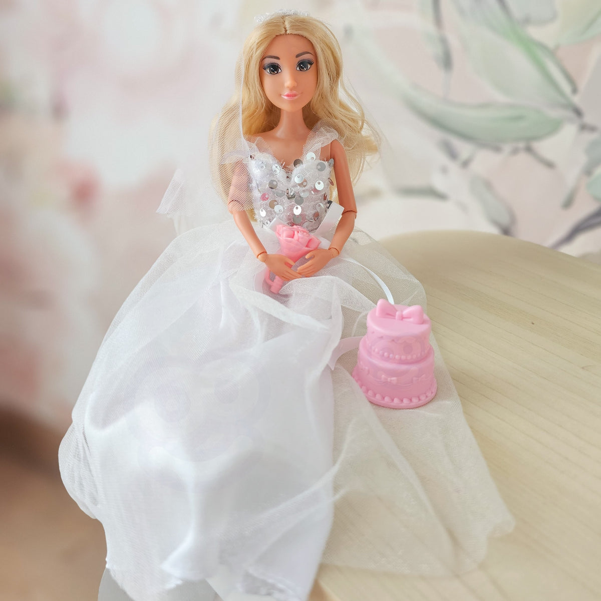 Woopie Royal līgavas lelle Lily – kāzu torte – aksesuārs