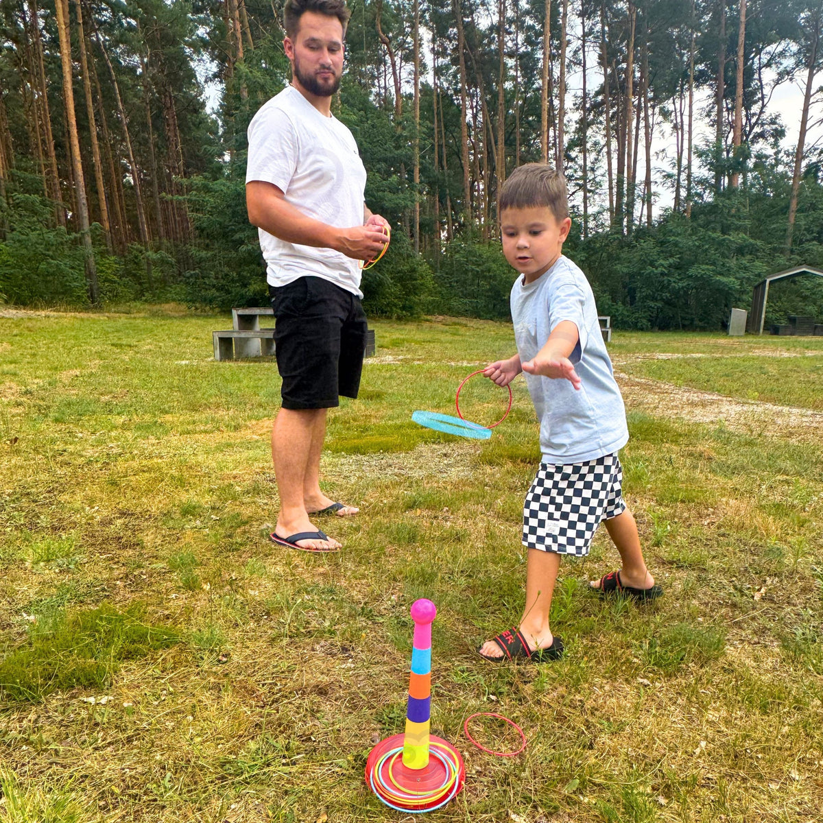 Ring toss game – rings in three sizes and four colours