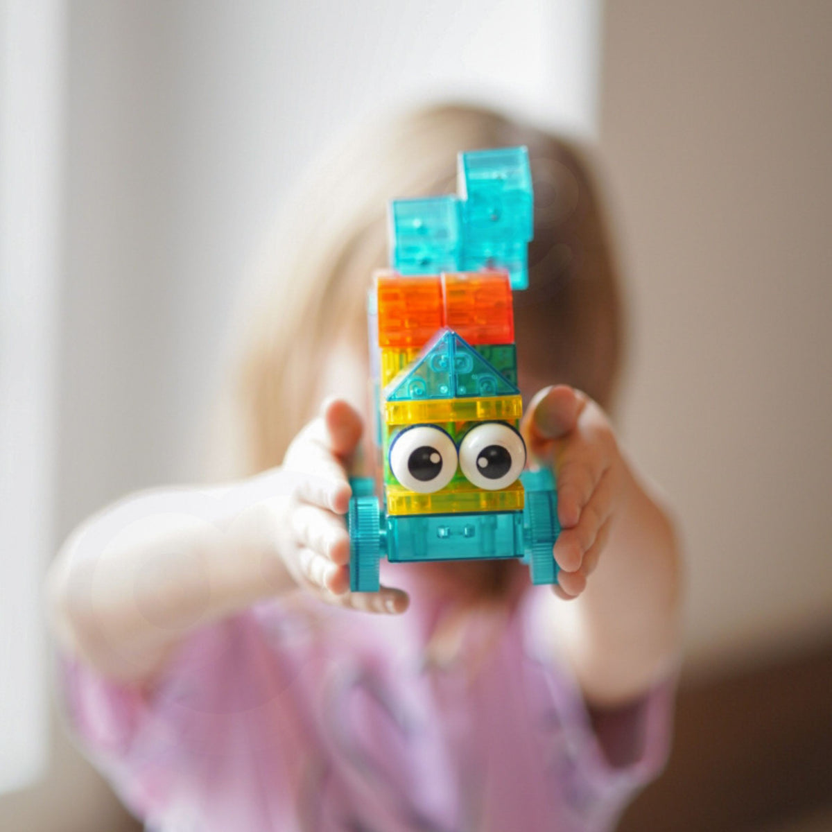 Woopie transparent magnetic blocks 43 – light shining through