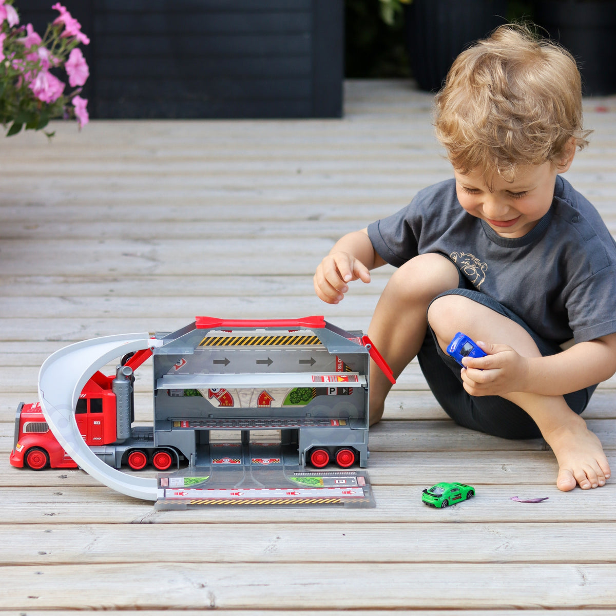 Woopie red transporter truck – truck unfolded into a race track