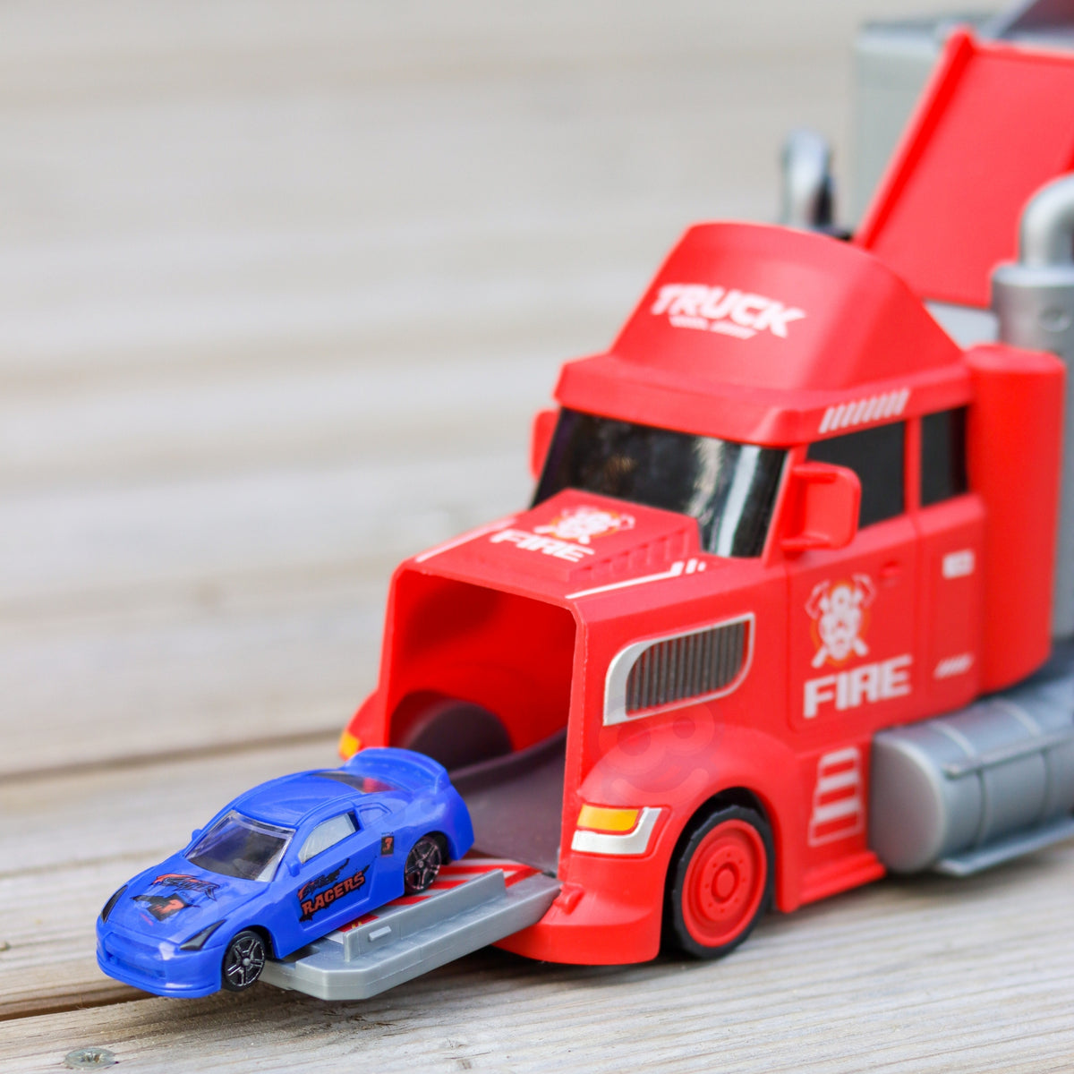 Woopie red transporter truck – four metal cars