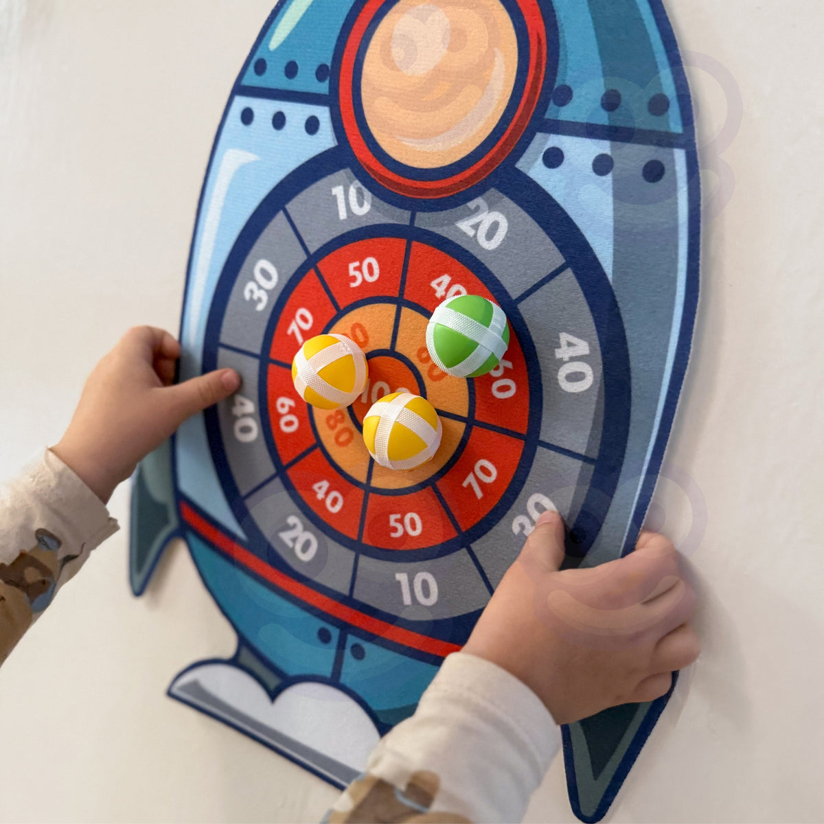 Velcro dartboard – balls stick safely to the target