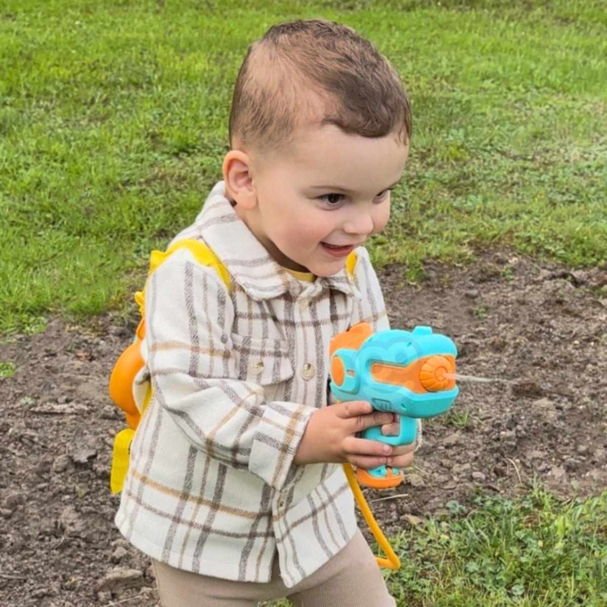 Woopie UFO Monster backpack water gun – child wearing the backpack