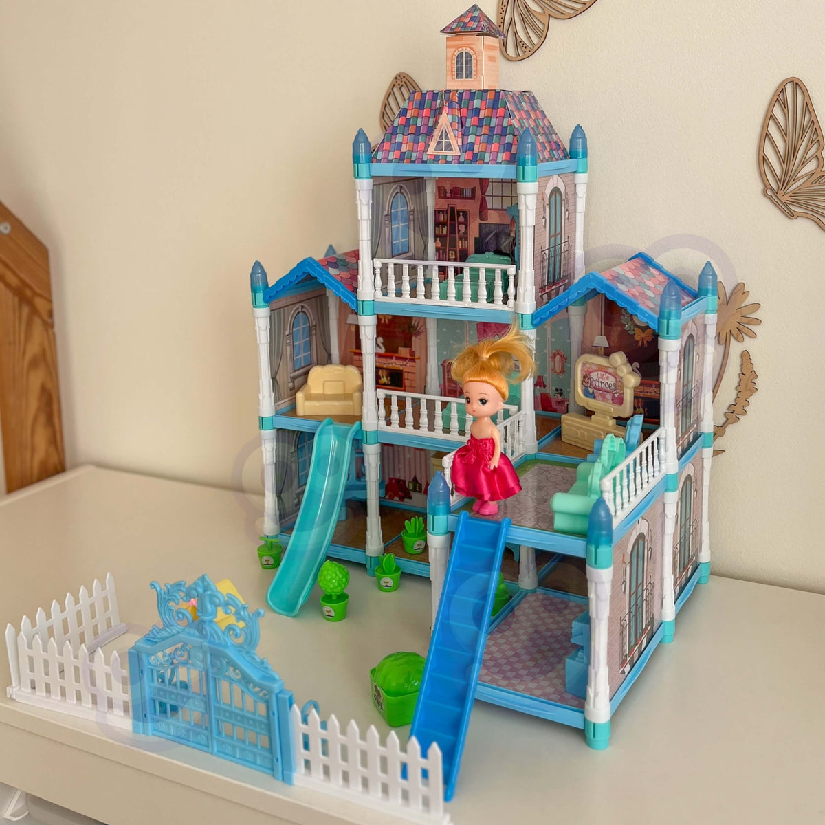 Woopie Winter Garden dollhouse – doll with a dog and a kitten