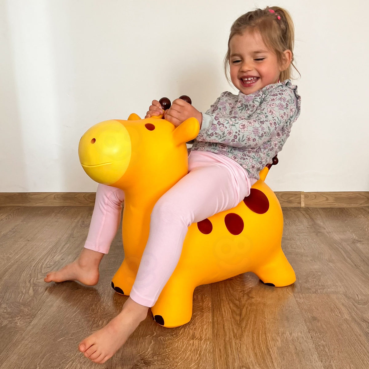 Bouncy giraffe – horn-shaped handles for small hands